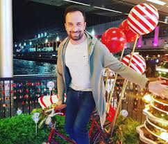 Ο γιωργοσ λιανοσ επιστρεφει δισκογραφικα με μια συνεργασια πολυ δυνατη! Giwrgos Lianos 3eka8arizei Epiteloys Th Sxesh Toy Me To Sakh Tanimanidh Video Queen Gr