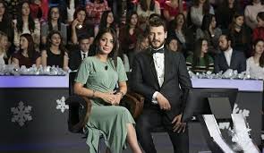 Pin By Jiselin Hernandez On Kanatsiz Kuslar Onur Zeynep Talk Show Talk Scenes