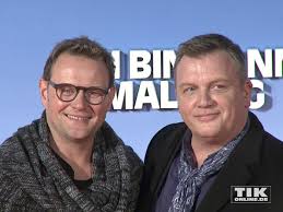 1985 erhielt er im alter von 20 jahren seine erste regelmäßige fernsehsendung känguru. Hape Kerkeling Feiert Kino Premiere Von Ich Bin Dann Mal Weg In Berlin Tikonline De
