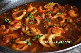 Egalement appelé calamar ou encornet, il se distingue de la seiche par un profil plus allongé et une plume qui maintient son manteau. Recette Calamar Congele En Sauce Tomate Le Sucre Sale D Oum Souhaib