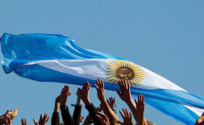 Bandera argentina flameando y tocando casi el cielo. La Ciudad Se Viste De Celeste Y Blanco Festejando El 25 De Mayo Ag Noticias