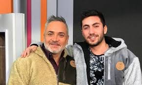 Luis enrique gnecco dessy (12 aralık 1962 doğumlu) şilili bir aktördür. Hijo De Luis Jara Tendria Gran Cercania Con La Nueva Pareja De Karol Lucero