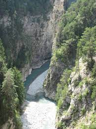The river flows down a broad appalachian valley, passing hawk's nest overlook on the upper delaware scenic byway. Transverse Valley Wikipedia