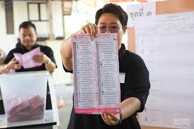 ปทุมธานี นับคะแนนใหม่เสร็จสิ้นแล้ว . เจ้าหน้าที่นับคะแนนบัตรเลือกตั้งใบสุดท้ายของเขตเลือกตั้งที่  7 จ.ปทุมธานี หลัง กกต. ประกาศให้ นับคะแนน บัตรนอกเขตราชอาณาจักรและนอกเขตเลือกตั้งใหม่ ณ อาคารโดม  ข้างหอประชุมที่ว่าการอำเภอหนองเสือ จ.ปทุมธานี ก่อนจะรวบรวม ...