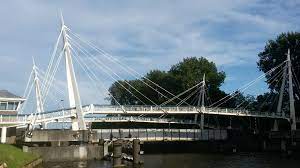 Een belangrijke knooppunt waar wegverkeer, met name fietsers, en scheepvaartverkeer elkaar kruisen. Gerrit Krolbrug In Groningen Afgesloten Voor Autoverkeer Groningen