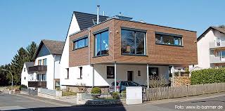 Bei komplizierten konstruktionen können sie auch über 2.000 eur pro m² liegen, durch eigenleistung (die ist gerade bei der holzständerbauweise in deutlich höherem umfang möglich als bei massivbauten) sinken die kosten geringfügig. Bauen Am Bestand Dachgeschosserweiterung Renovieren De Anbau Haus Haus Aufstocken Altbau Anbau