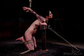 縛りで紫色に変色した貴婦人の乳房 | 深海SM