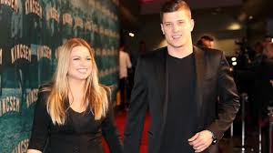Laura tried to represent her country another time, participating in a magyar dal 02 with two songs. Hoppa Ujra Egy Part Alkot Cserpes Laura Es Gyurta Daniel Blikk