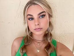 Alexis Berry's Instagram, Twitter & Facebook