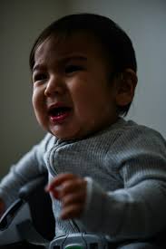 놀란 표정을 짓고 있는 어린 소녀 사진