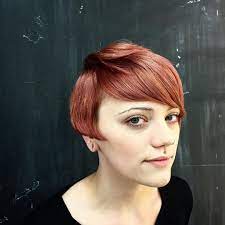 Undone Modern Orchid Bob With Deep Rose Gold Coloring The Latest Hairstyles For Men And Women 2020 Hairstyleology Modern Short Hairstyles Rose Gold Hair Brunette Short Hair Styles