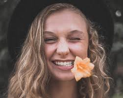 Child Betrayed by Parents who Favor Identical Twin Sibling