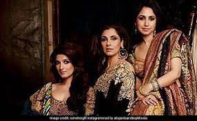 Today, on the occasion of veteran actress dimple kapadia's 64th birthday, her daughter twinkle khanna took to instagram to post an adorable picture together. Dimple Kapadia Daughters Twinkle And Rinke Are Stunners In Pic From 2004