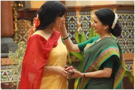 She hails from a royal background. Bhagyashree Returning To Bollywood After 11 Years Playing Kangana Ranaut S Mother In Thalaivi 24x7 Headline
