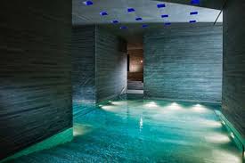 Die fliesen für den schwimmbad beckenrand wurden entwickelt um eine perfekte ästhetische kontinuität zwischen innen und außenbereich zu gewährleisten. Naturstein Im Pool Jonastone Informiert