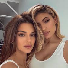 Kylie Jenner Posts Sister Selfie With Kendall Amid Their "Fight"