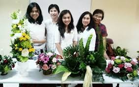 Rangkaian bunga mawar merah yang murah surabaya , rangkaian bunga mimbar gereja yang murah surabaya , rangkaian bunga pesanan rangkaian bunga berupa bouquet maupun bunga papan, untuk: Berita Kegiatan Jemaat Pelatihan Merangkai Bunga Kpkm Gki Pamulang Gki Sinode Wilayah Jateng