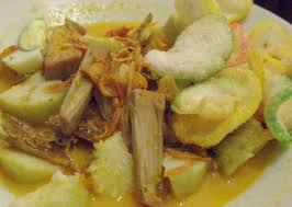 Dalam sajian lontong sayur ini juga terdapat sambal lado merah, gulai nangka, sayur kacang, dan kerupuk berwarna merah jambu yang membuat rasanya lebih kaya dan memiliki beberapa dimensi tekstur. Paling Baru Lontong Sayur Nangka Muda Alexandra Gardea