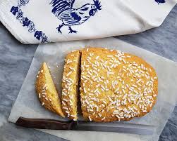A base di farina, acqua, strutto oppure olio extravergine, che viene cotto su piastra o su testo; Ciambella Romagnola Alla Ricotta