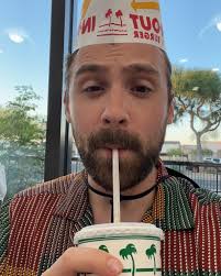 ✨✨✨Resident Spotlight ✨✨✨ Name: Julian McDonald Hometown: Peterborough,  Canada 🇨🇦 Med School: University of Edinburgh 🏫🎓 Favorite thing to do  in Boston: Running along the river 🏃‍♂️🌊 Favorite thing about Boston: I