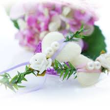 Er ist aus satin, brokat und künstlichen blumen mit kleber geschaffen. Gasteanstecker Hochzeit Mit Filzherzen Selbermachen Bastelspass24