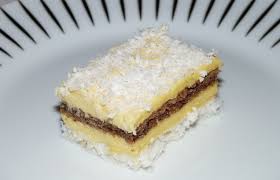 Aluatul blatului de prajitura obtinut va fi moale si va avea o consistenta asemanatoare cu cea a smantanii. PrÄjiturÄ Divina Cu Blat De Nuca Blat Cocos Èi Crema Gustoase Net