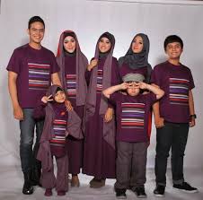 Daripada bingung mau pilih baju yang mana buat lebaran nanti, pilih saja model baju sarimbit , modis, dan kekinian yang sudah brilio.net rangkum dari berbagai sumber pada senin (4/5) berikut ini. 30 Model Baju Lebaran Keluarga Modern Terbaru 2020