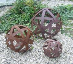 Un Objet En Fer Ou Metal Rouille Peut Etre La Decoration Parfaite Pour Votre Jardin Archzine Fr Sculptures De Jardin En Metal Decoration Jardin Jardins