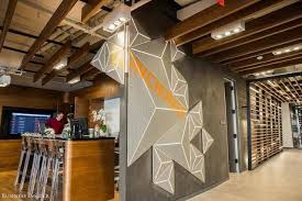 A Look Inside The Boston Consulting Group S Stunning New York Office Which Has An In House Cafe And Workout Rooms Office Design Cafe House Showroom Decor