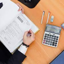 The average hourly pay for a financial coordinator is $19.71. Financial Coordinator Job Description