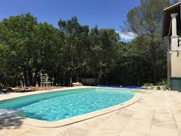 Génération piscine offre un grand choix de pierres naturelles et 8 modèles de margelles originales, tendance ou plus classiques. Dallage Pierre Margelle De Piscine En Pierre Naturelle De Bourgogne Travertin Toulon Taille Et Vente De Pierres Naturelles Pres De Montpellier Francepierre