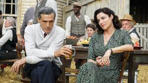 Vincenzo spanò è un uomo crudele, un caporale che insieme ai suoi scagnozzi uccide salvatore in un'imboscata pur di ottenere l'amore di carmela. La Vita Promessa 2 Rai Ufficio Stampa