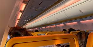 Ritardo, cancellazione e negato imbarco, affidati a no problem flights. Ryanair Le Turbolenze Del Vento Causano Apertura In Volo Delle Cappelliere Italiavola Travel