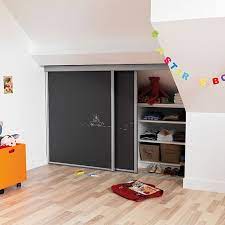 Aménager les combles sous le toit pour gagner en espace habitable dans la maison. Choisir Une Porte Coulissante De Placard Sous Pente