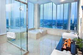 Fasilitas lainnya adalah lapangan tenis, kolam renang, dan pusat kebugaran. 4 Hotel Semarang Dengan Bathtub Di Samping Jendela Bikin Nggak Rela Alihkan Pandangan