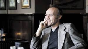 Hij zingt in verschillende talen, zoals nederlands en afrikaans. Stef Bos Is Een Soort Petrus Trouw