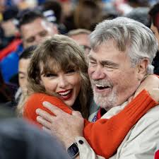 See Jennifer Lawrence Take Another Tumble at the Mockingjay, Part Two  Premiere