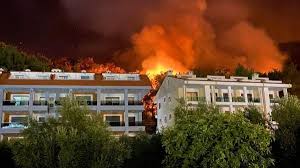 Вогонь поширився в регіоні, де розташовані туристичні курорти. Qgni7q4gnfcb8m