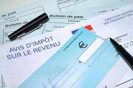 Il montre à son amie les lettres qu'il a reçues. Impots Et Chomage Partiel Comment Bien Remplir Sa Declaration De Revenus Actu