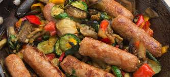 Da servire sia caldo che a temperatura ambiente, questa ricetta vegan a base di verdure di le zucchine sono cotte solo in forno per cui restano ben sode, il ripieno invece è umido internamente e croccante esternamente. Ricetta Salsiccia In Padella Con Verdure Cucinarecarne It