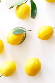 Wir Alle Wunschen Uns Einen Gleichmassigen Teint Welche Hausmittel Gegen Pigmentflecken Wirklich Helfen Und Wie Du Sie Gelbe Frucht Hausmittel Obst Fotografie