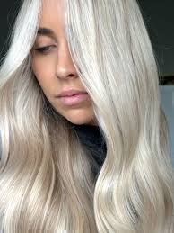 Obsessed 🙌🏼 This transformation is 🔥🔥 Using @lorealpro #metaldetox, we  went in with some baby lights through the top and some face framing, I then  balayaged the ends with blonde studio clay