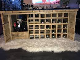 table basse en palette avec rangement bouteille et bouteille de vin 1 3