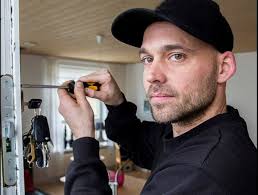 VORES HISTORIE ⎮ AALBORG LÅSE & SIKRING Aalborg Låse & Sikring er startet  medio 2016 af den erfarne låsesmed, Danni Larsen. Danni har mange års  erfaring inden for faget og står altid