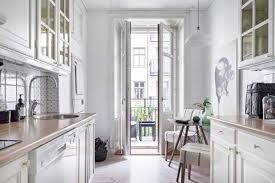 Über dem tisch hängt eine moderne. Uber 50 Elegante Designideen Mit Einem Kleinen Kuchentisch Kuche Tisch Kleiner Kuchentisch Kuche