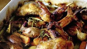 Claudio Del Principe Schmort Ein Kaninchen Im Ofen Als Snack Empfiehlt Er Gebratene Nierchen Kaninchenbraten Rezept Rezepte Hauptspeise