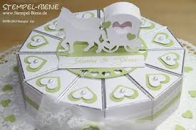 Eine Gebastelte Hochzeitstorte Mit Pferdekutsche Als Geldgeschenk Hochzeitstorte Basteln Geldgeschenke Hochzeit Basteln Torte Hochzeitstorte Papier