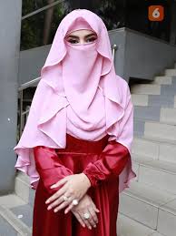 Lihat ide lainnya tentang kecantikan hijab cantik, hijab syar'i, hijabers, hijab instan, hijab style, hijab alila, hijabchic, hijab wanita cantik, hijab adalah, hijab arrafi, hijab anime, hijab alsa, hijab. 6 Artis Cantik Yang Kini Putuskan Memakai Cadar Hot Liputan6 Com