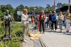 Jun 16, 2021 · bondscoach sarina wiegman heeft woensdag de definitieve selectie van de oranjevrouwen voor de olympische spelen in tokio bekendgemaakt. Sarina Wiegman Onthult Op Knvb Sportcampus Haar Eigen Beeld In Brons Haaglanden Voetbal