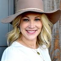 Amber Moulder's Instagram, Twitter & Facebook